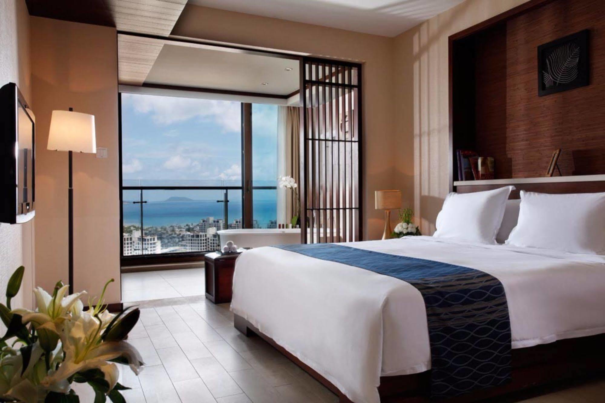 Serenity Coast All Suite Resort Санья Экстерьер фото